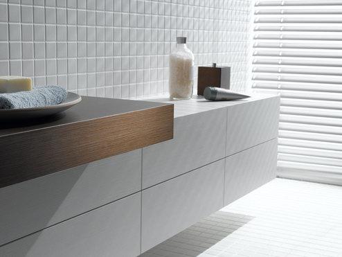 Detailaufnahme eines weißen Waschtischunterschrankes mit dunkler Waschtischplatte