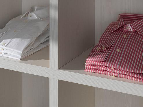 Detailaufnahme eines offenen weißen Regals für Ankleidenutzung