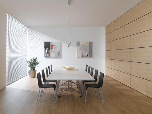 Impression eines Konferenzraumes im Hotel mit Einbauschrank aus Massivholz und weißem Konferenztisch