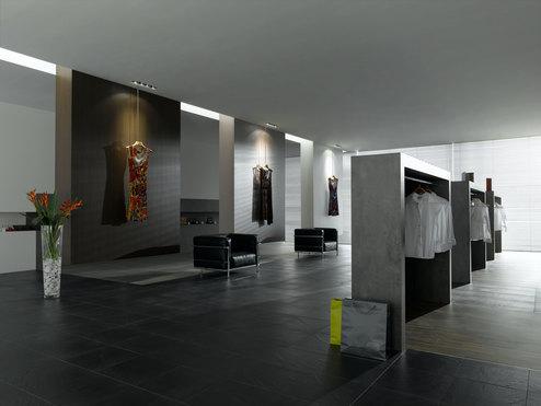 Impressionen eines hochwertigen Bekleidungsladens mit Weitläufigkeit und Einrichtung in Betonoptik