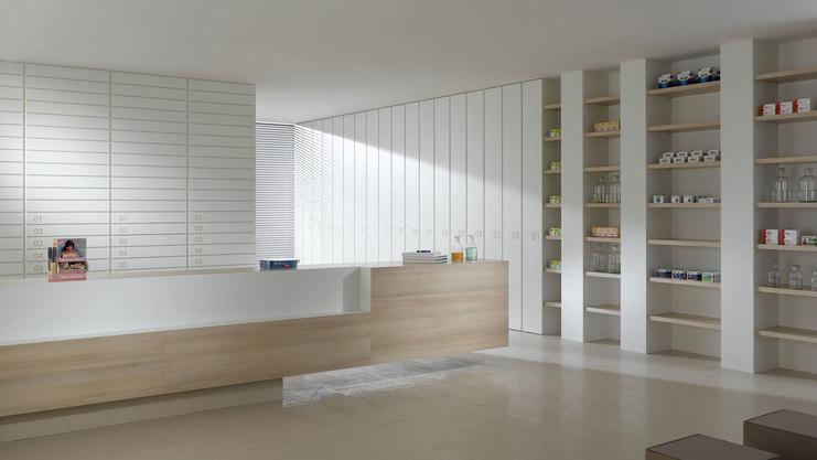 Impressionen einer Apothekeneinrichtung mit hellen Holzmöbeln und geräumigem Regalsystem, sowie aufgeräumten Empfang.