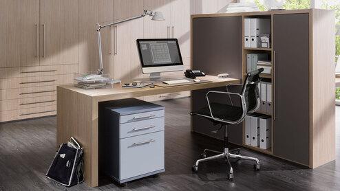 Impression von freistehenden Büromöbeln in L-Form mit hellem Einbauschrank im Hintergrund