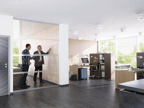 Impression eines Büros mit abgeschlossenem Raum. Impression eines Büros mit abgeschlossenem Raum mit Glaswand und offener Bürogestaltung.