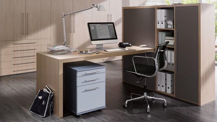 Impression von freistehenden Büromöbeln in L-Form mit hellem Einbauschrank im Hintergrund